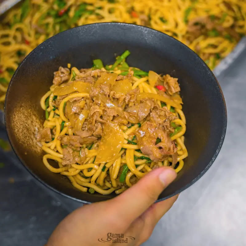 ▲「沙茶羊肉炒麵」下班就能自己煮。（圖／普橘島）