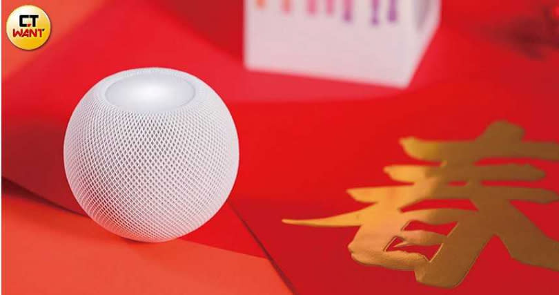 Apple HomePod mini能獨立播放音樂，也能搭配iPhone使用，或是呼叫Siri，請它播報新聞或天氣。（圖／馬景平攝）