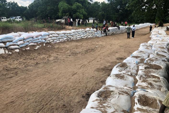 Mambundungu Nouvelles défenses contre les inondations du village (c) BBC 1 .jpg