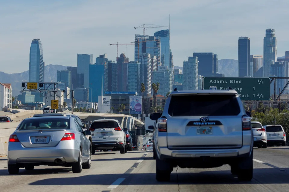 Traffic moves along a freeway as vehicles travel towards Los Angeles, California, U.S., March 22, 2022.  REUTERS/Mike Blake