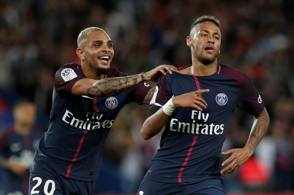 <p>84e – Pour sa deuxième passe décisive de la soirée, Neymar a sorti un coup de génie de son chapeau. Un corner millimétré frappé tendu que Kurzawa reprend d’un ciseau. (Photo Reuters) </p>