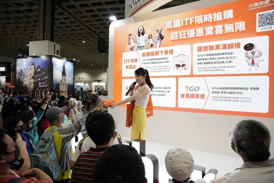 
2021年ITF台北國際旅展7日第3天，台灣觀光協會統計
入場人數達3萬8105人次，是開展3天來人數最多的一天，但
仍比2020年台北國際旅展少了約26.5%。
（台灣觀光協會提供）