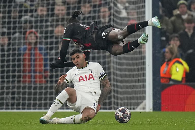 El vuelo de Rafael Leão es espectacular, más que violento el foul de Cristian Romero, pero Cuti será amonestado por esta infracción en Tottenham Hotspur 0 vs. Milan 0, resultado que eliminó de la Champions League al club inglés.