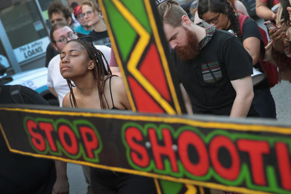 <p>Demonstrators in the South Shore neighborhood observe a moment of silence while protesting the shooting death of 37-year-old Harith Augustus on July 15, 2018 in Chicago, Ill. (Photo: Scott Olson/Getty Images) </p>