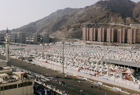 Muslim pilgrims walk towards their tents in Mina ahead of annual Haj pilgrimage near the holy city of Mecca, Saudi Arabia August 19, 2018. REUTERS/Zohra Bensemra