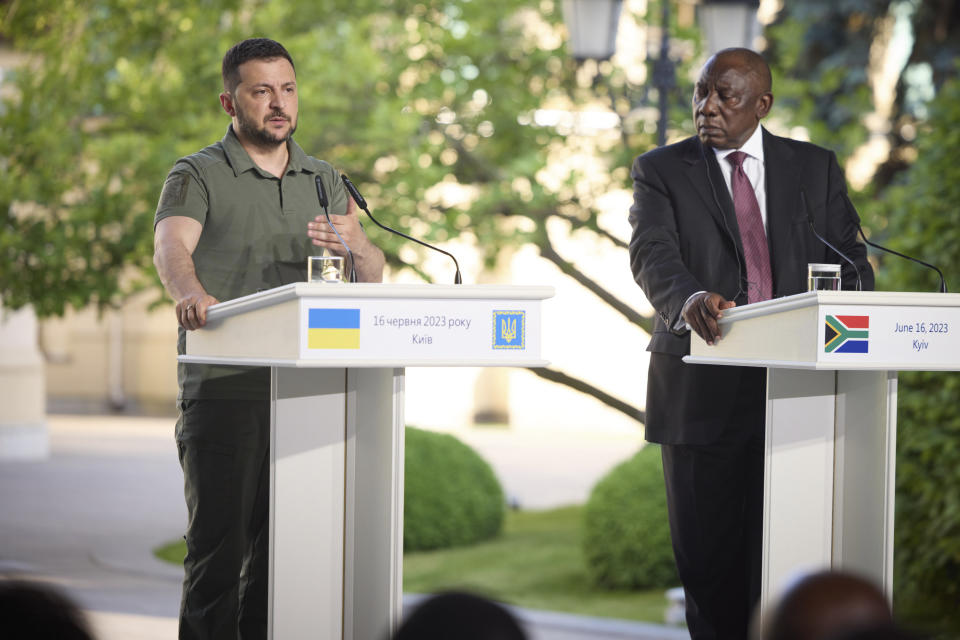 En esta imagen, distribuida por la Oficina de Prensa de la presidencia de Ucrania, el presidente de Ucrania, Volodymyr Zelenskyy (izquierda), y su homólogo de Sudáfrica, Cyril Ramaphosa, ofrecen una conferencia de prensa conjunta tras una reunión con una delegación africana en Kiev, Ucrania, el 16 de junio de 2023. (Oficina de Prensa de la presidencia de Ucrania vía AP)