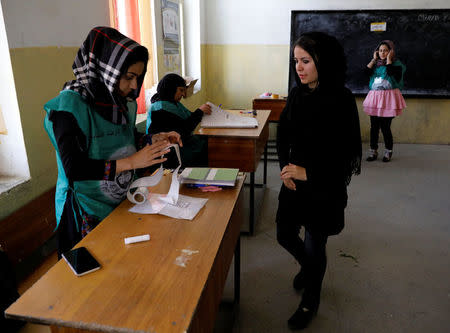 An Afghan woman arrives at a voter registration centre to register for the upcoming parliamentary and district council elections in Kabul, Afghanistan April 23, 2018.REUTERS/Mohammad Ismail