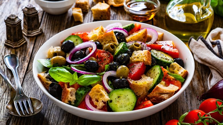 Βάλτε ένα ελληνικό twist σε σαλάτα panzanella με ελιές Καλαμάτας και φέτα