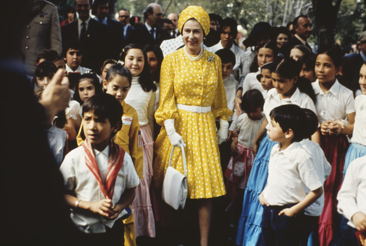 La reina Isabel II con un grupo de niños en su visita a México en 1975. (Photo by Serge Lemoine/Hulton Archive/Getty Images)