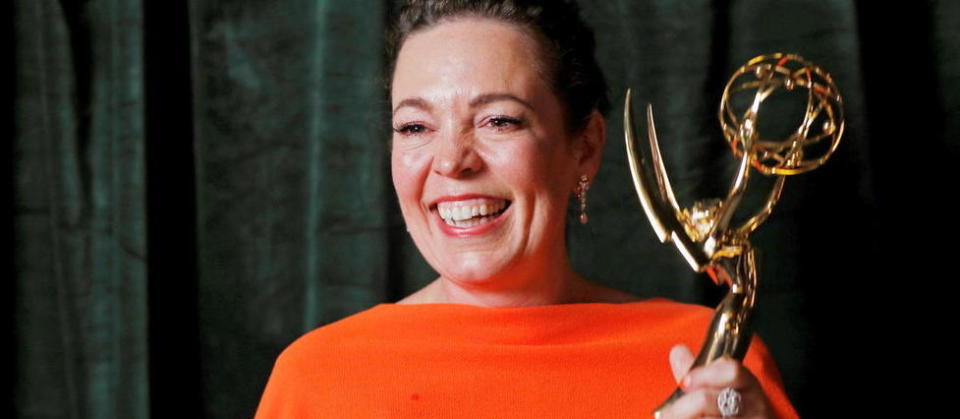 Olivia Colman triomphe aux Emmy Awrards pour son interprétation de la reine Elizabeth II dans « The Crown ».
