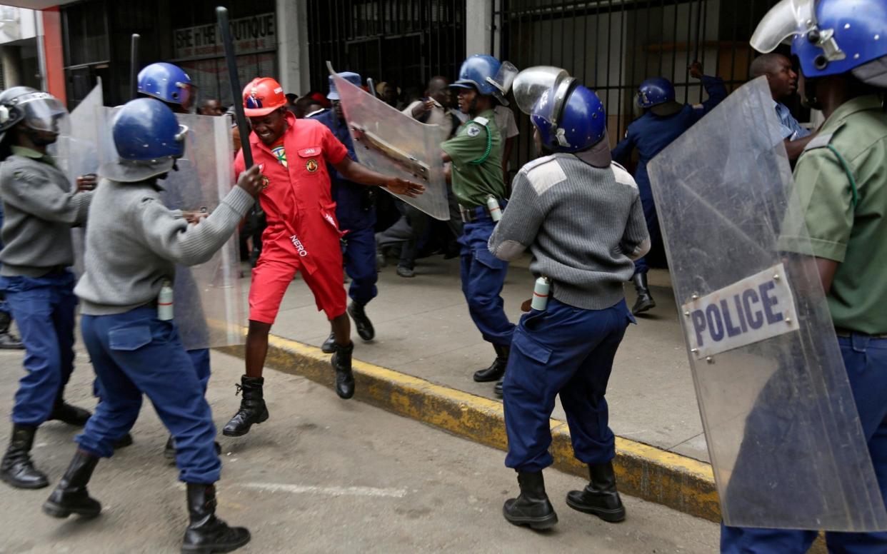 Zimbabwe police beat up protesting MDC supporters in Harare - REX