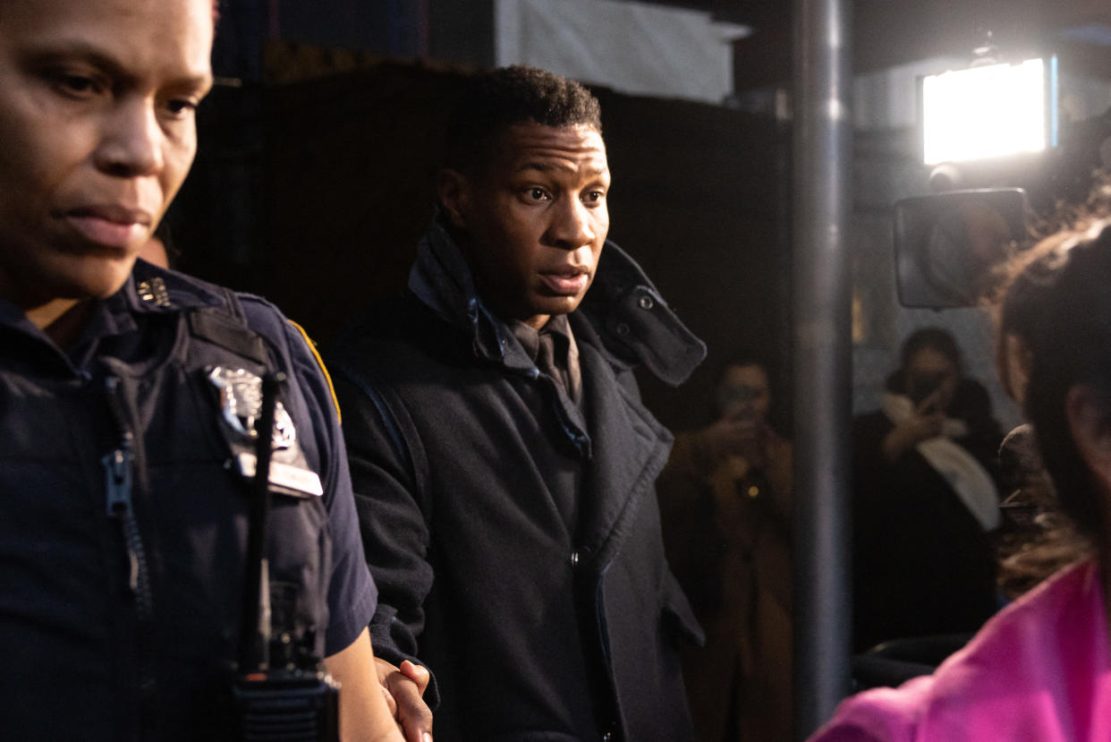 Jonathan Majors saliendo del juzgado tras ser declarado culpable de agredir y acosar a su exnovia en Nueva York el 18 de diciembre de 2023. (Foto de Yuki Iwamura/AFP via Getty Images)