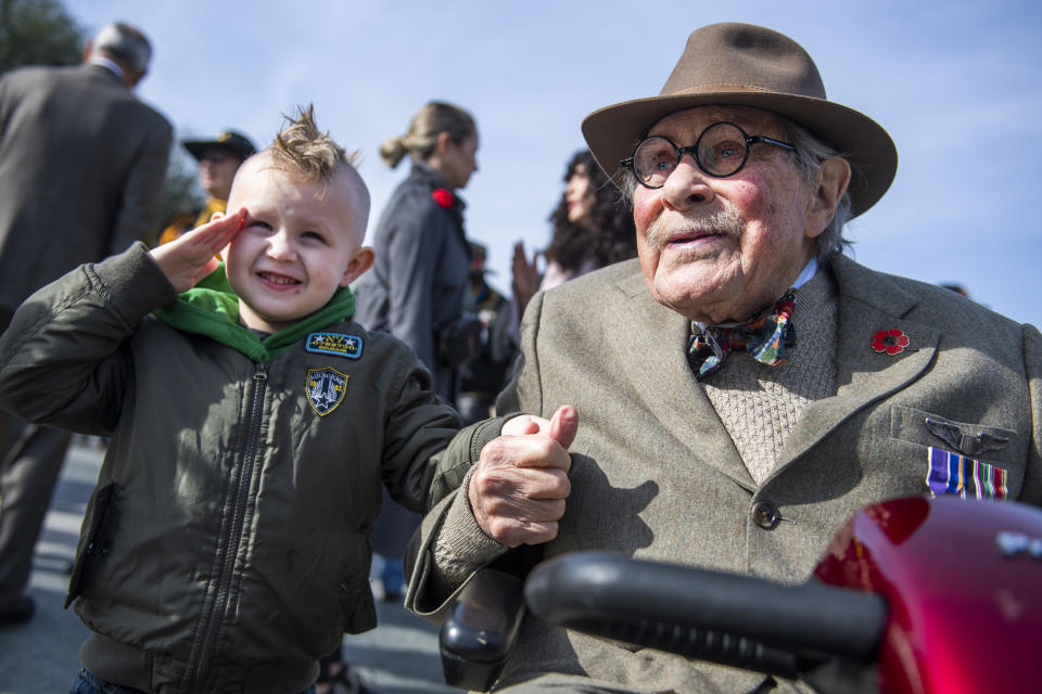 15th Army Air Force veteran Ewing Miller, 96, poses with Ryver Witherington, 5, at the World War II Memorial on Veterans Day, Nov. 11, 2019. Millers B-24 bomber was shot down over Austria in February of 1945 and he served as a POW for the rest of the war. (Photo: Tom Williams/CQ-Roll Call, Inc via Getty Images)