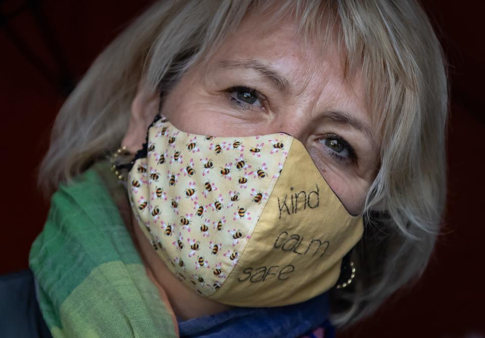 <span class="caption">L’agente provinciale de la santé publique de la Colombie-Britannique, la docteure Bonnie Henry, porte un masque lors de l’exposition « Murals of Gratitude » à Vancouver, le 3 juillet 2020.</span> <span class="attribution"><span class="source">La Presse canadienne/Darryl Dyck</span></span>