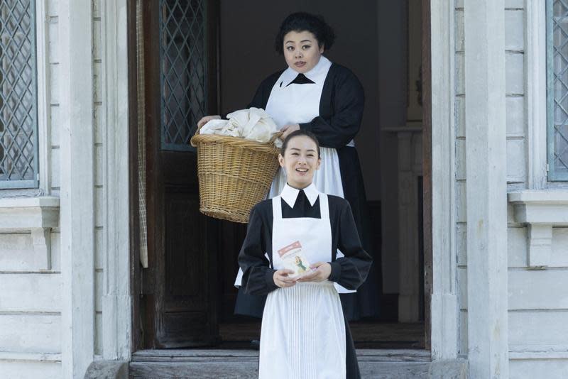 《約定的夢幻島》渡邊直美（後）飾演克羅尼修女，北川景子（前）飾演伊莎貝拉。（甲上娛樂提供）