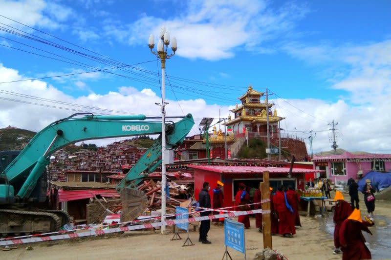 2016年，強拆中的著名色達五明佛學院。據報中國當局試圖降低來此學習的藏人和漢人的人數。（Freedom House）