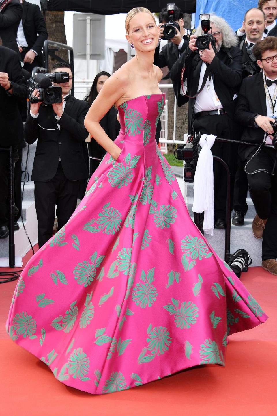 The model wears a Etro Couture pink and green floral gown and Chopard jewelry at the Once Upon a Time in Hollywood premiere.