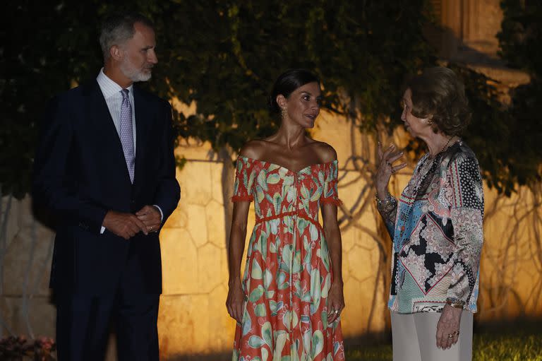 Los reyes Felipe VI y Letizia, acompañados de Sofía, recibieron a más de 300 representantes de la sociedad balear, en un encuentro que por primera vez tiene lugar en los jardines del Palacio de Marivent, en Palma de Mallorca