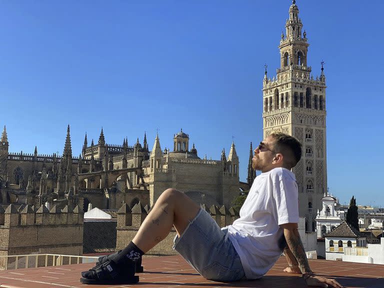 Papu en Sevilla, con La Giralda de fondo: "Volver a jugar en la Argentina no es una opción. Y a vivir, tampoco”, analiza