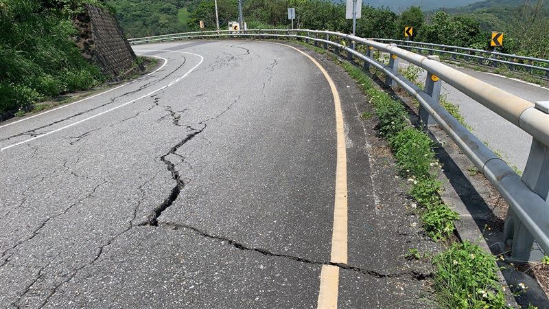 台11線牛山路段等路面受地震影響裂縫嚴重。（圖／交通部公路局提供）