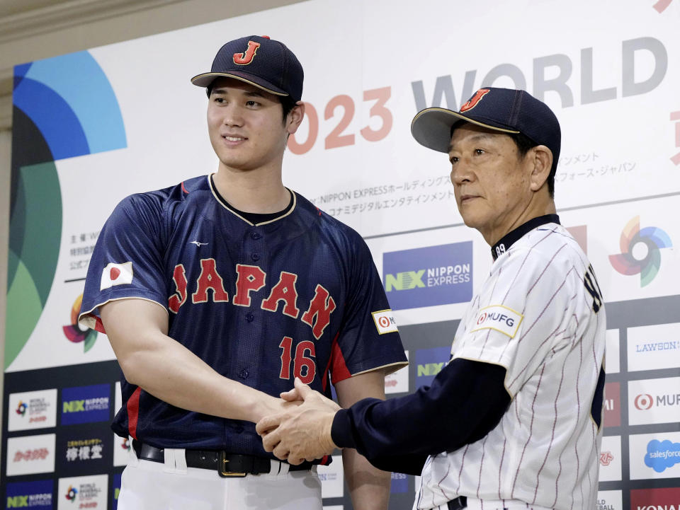 Shohei Ohtani de los Angelinos de Los Ángeles le da la mano al mánager de Japón Hideki Kuriyama en conferencia de prensa para presentar a los 12 primeros peloteros del equipo para el Clásico Mundial de Béisbol el viernes 6 de enero del 2023. (Iori Sagisawa/Kyodo News vía AP)