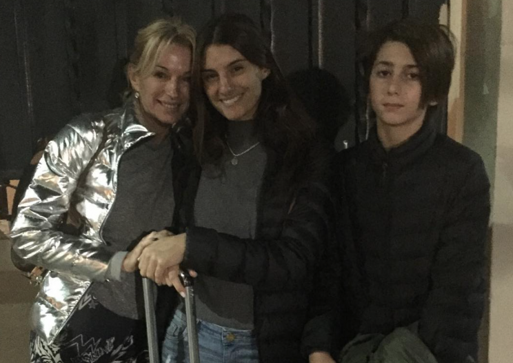 Yanina, junto a sus dos hijos. Foto: Instagram/yanilatorre