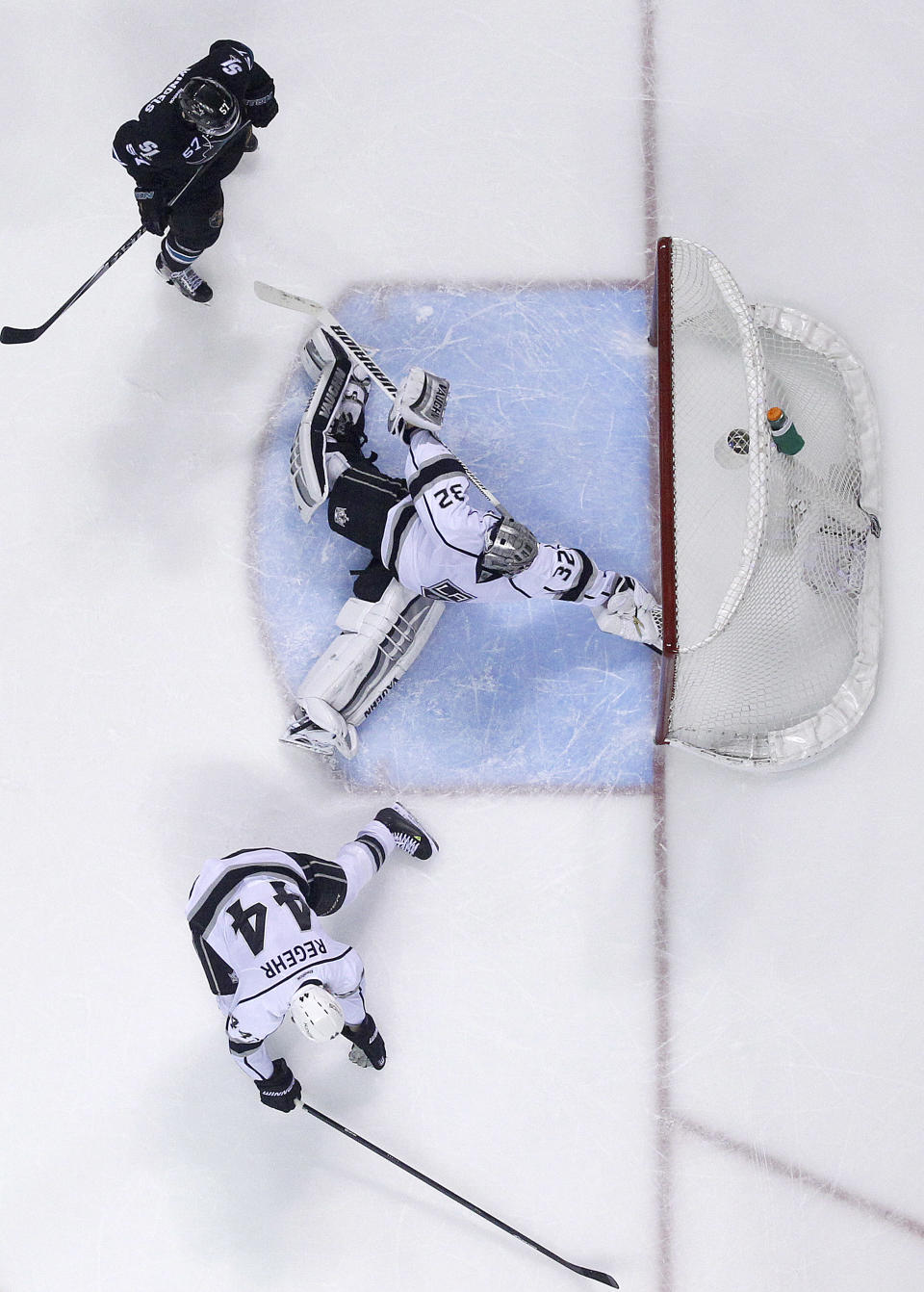 Los Angeles Kings goalie Jonathan Quick (32) makes a save on a goal attempt by the San Jose Sharks during the third period of Game 4 of an NHL hockey first-round playoff series in San Jose, Calif., Saturday, April 26, 2014. Los Angeles won 3-0. (AP Photo/Tony Avelar)