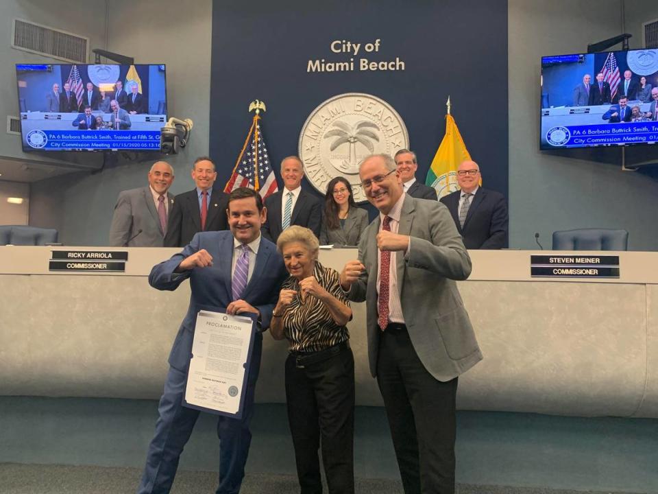 Michael Góngora, al frente a la izquierda, posa para una foto con la habitante de Miami Beach y boxeadora británica retirada Barbara Buttrick en 2020. Góngora se postulará para alcalde en noviembre, para reemplazar a Dan Gelber, al frente a la derecha, cuyo mandato es limitado.