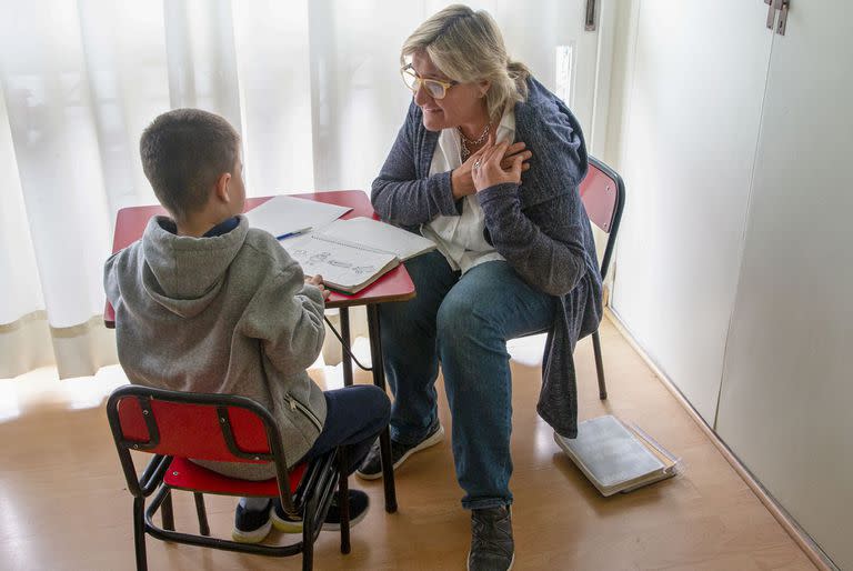 Verónica Maggio, fonoaudióloga, en su consultorio trabajando junto a Santi, su paciente.