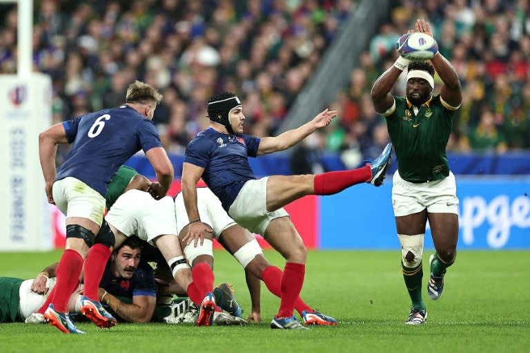 Siya Kolisi (R) attempts to charge down a kick from Antoine Dupont (L) during last year's Rugby World Cup quarter-final (FRANCK FIFE)