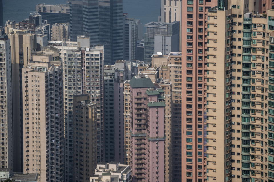 以樓價中位數除以家庭全年收入中位數計算，香港連續13年獲選買樓最難負擔城市。