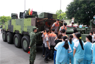 國防部配合「推動全民國防教育暨宣導募兵制」走入校園活動，陳展雲豹甲車、浮門橋車等多項武器裝備供學子參觀體驗。（軍聞社記者蔡宗恆攝）