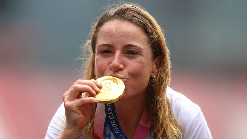 Foto del miércoles de la holandesa Annemiek van Vleuten celebrando tras ganar el oro en la prueba contrarreloj de los Juegos de Tokio.