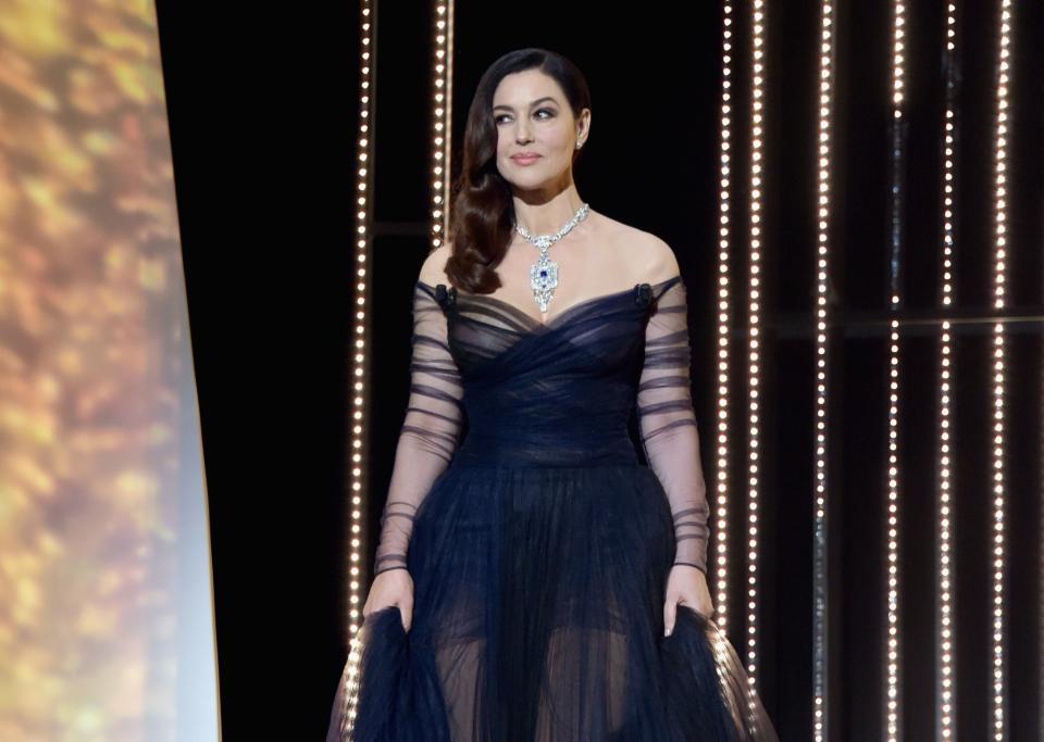 <p>A l’occasion de la cérémonie d’ouverture du 70e Festival de Cannes, Monica Bellucci, maîtresse de cérémonie arbore une magnifique robe bleue nuit signée Christian Dior Couture et un imposant collier Cartier. En jouant la carte de la transparence, elle prouve, une fois encore, qu’elle incarne mieux que quiconque le glamour, l’élégance, et l’audace raffinée…(Photo : Gettyimages) </p>