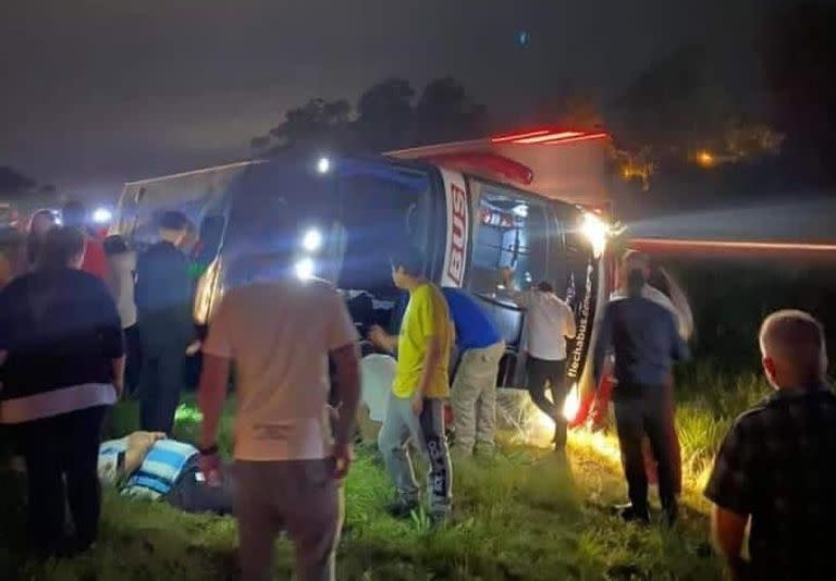 Volcó un micro en Entre Ríos que trasladaba a estudiantes de Corrientes
Foto: @ContenidosN