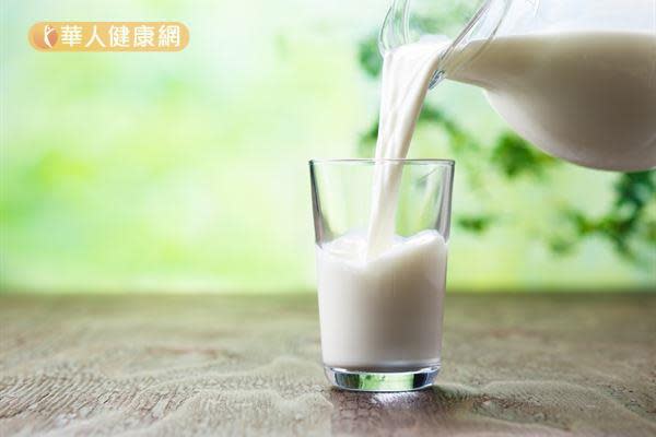 多喝牛奶補充鈣質，有助維持肌肉正常收縮和神經的感應性。