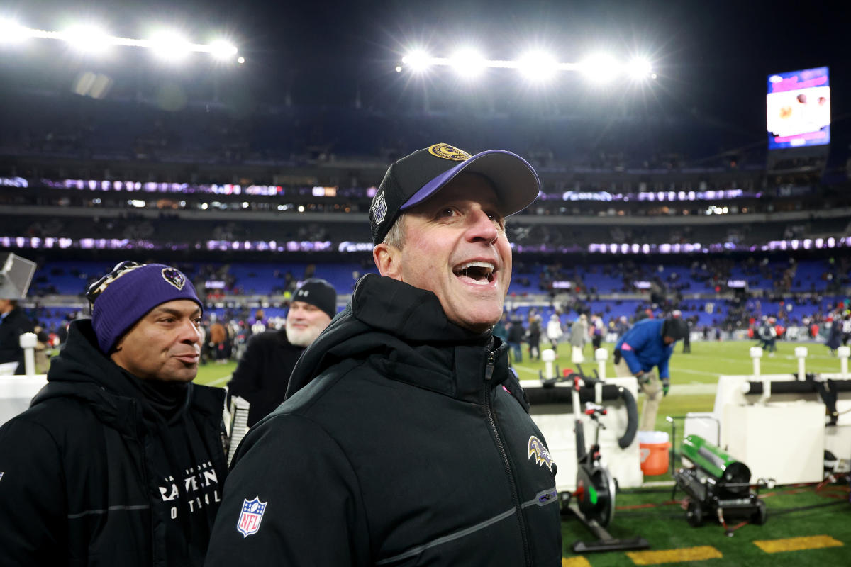 Nach dem großen Sieg der Ravens über die Texans zeigt John Harbaugh erneut seine 61-jährigen Tanzschritte