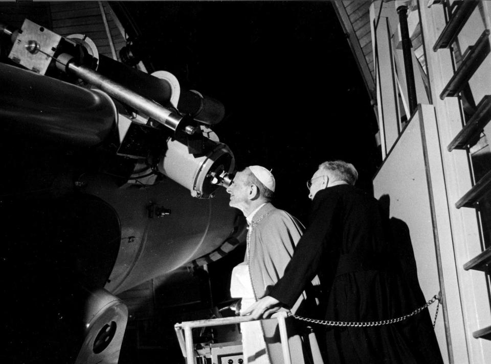 <span class="caption">El papa Pablo VI con el director del Observatorio Vaticano mirando la Luna a través del telescopio Schmidt en Castel Gandolfo.</span> <span class="attribution"><a class="link " href="https://www.vaticanobservatory.org/education/image-gallery/" rel="nofollow noopener" target="_blank" data-ylk="slk:Observatorio Vaticano;elm:context_link;itc:0;sec:content-canvas">Observatorio Vaticano</a></span>