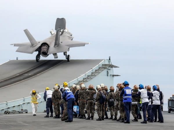 On the flight deck, which is 16,000 square meters and larger than two soccer fields, about ten F-35B aircrafts and 2-3 'Merlin' helicopters for surveillance and reconnaissance were on standby.
