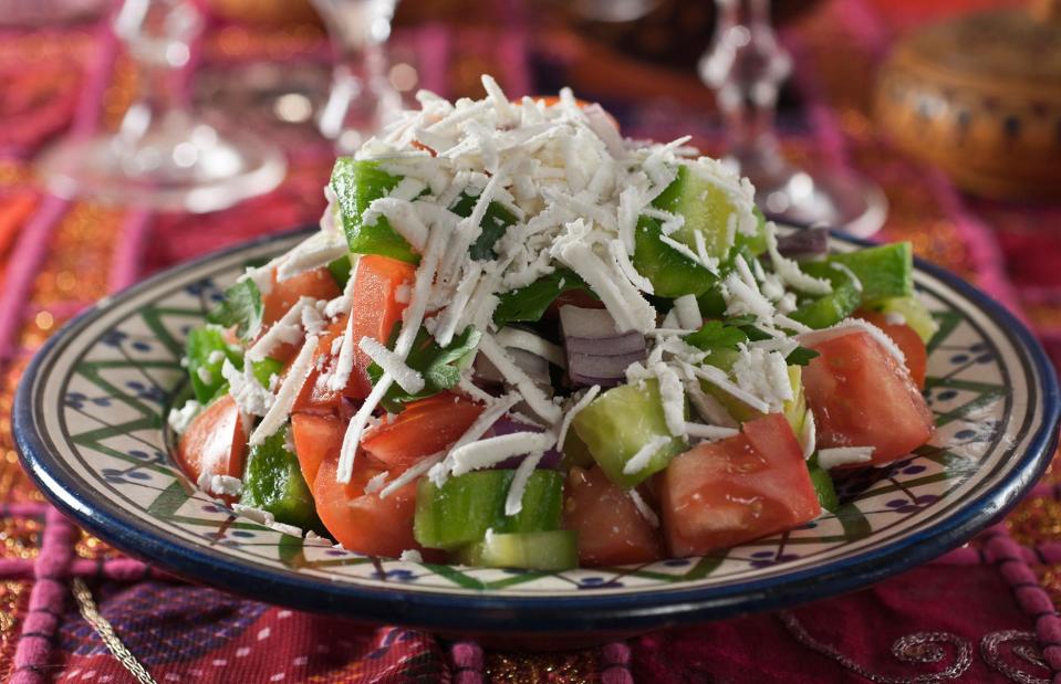 Haben Sie schon einmal einen Schopska-Salat probiert? (Bild: Simon Reddy/Alamy Stock Photo)