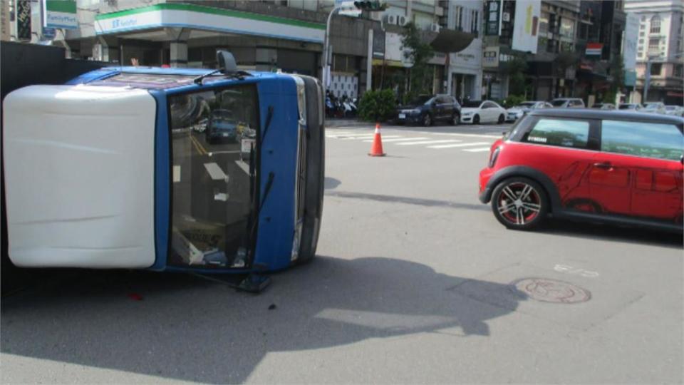 MINI小車飆速闖紅燈　貨車遭攔腰撞翻側躺路口