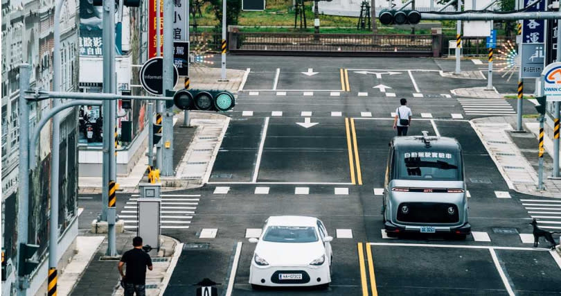 台灣首座國際級自駕車測試示範場於台南沙崙營運，沙崙智慧綠能科學城也是總統蔡英文的主要政策。（圖／翻攝黃偉哲臉書）