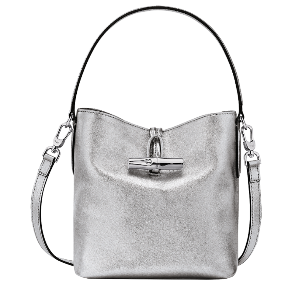 金世正同款的LONGCHAMP ROSEAU ESSENTIAL COLORS系列銀色水桶包。NT$25,500（瓏驤提供）