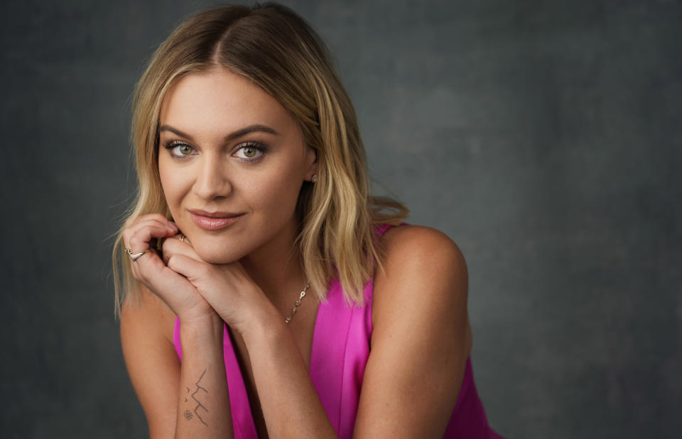 ARCHIVO - La cantautora Kelsea Ballerini posa para un retrato en Los Angeles el 1 de agosto de 2023. Ballerini está nominada al Grammy a mejor álbum country por "Rolling Up the Welcome Mat". (Foto AP/Chris Pizzello, archivo)