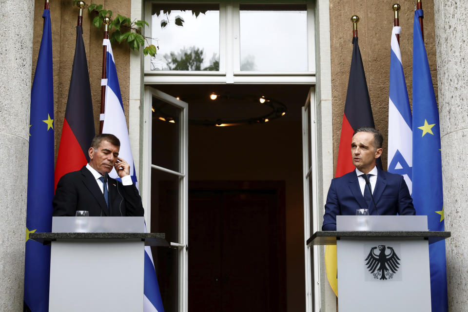 German Foreign Minister Heiko Maas and Israeli Foreign Minister Gabi Ashkenazi attend a news conference in front of the Liebermann Villa at the Wannsee lake in Berlin, Germany, August 27, 2020. (Michele Tantussi/Pool Photo via AP)