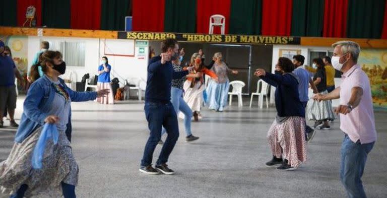 Diego Santilli y Rogelio Frigerio bailaron folklore.