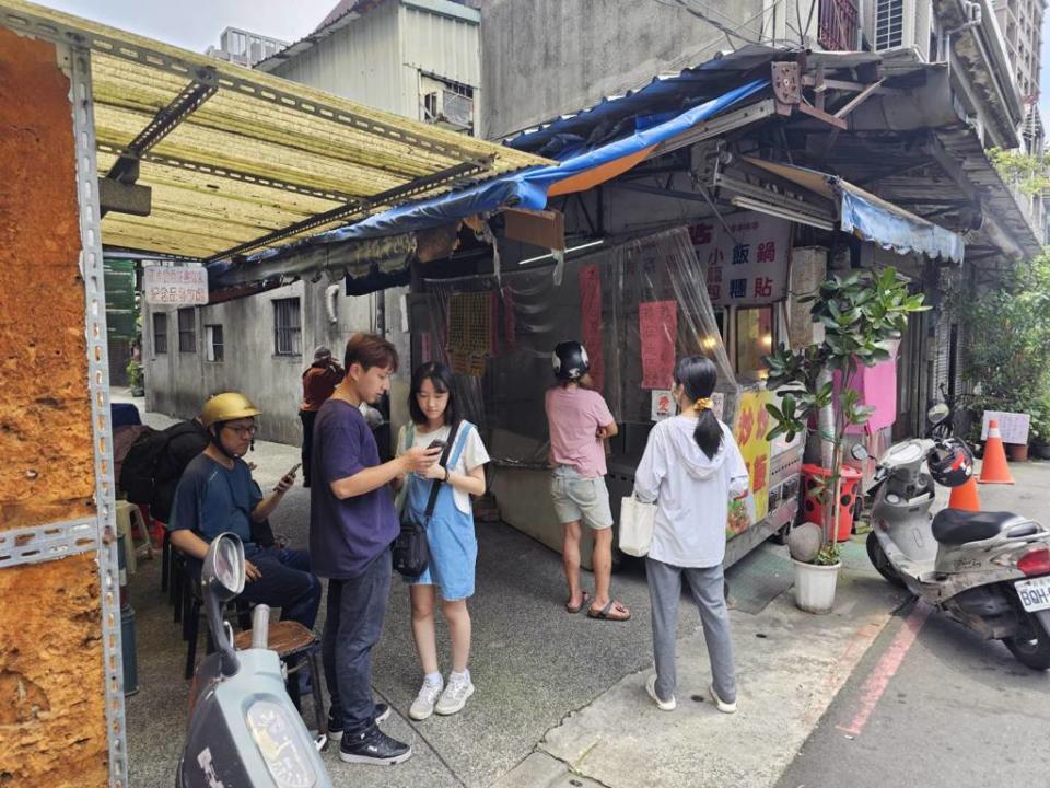 不起眼的超狂炒飯店，用餐時段不少人在等候。(游定剛拍攝)