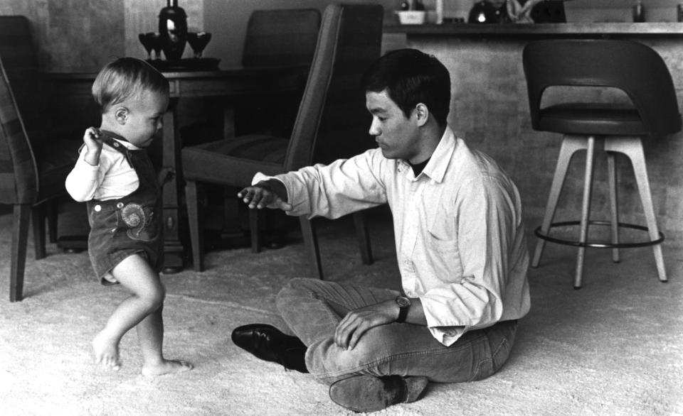 Brandon Lee with his father, legendary martial arts star, Bruce Lee (Photo: Courtesy Everett Collection)