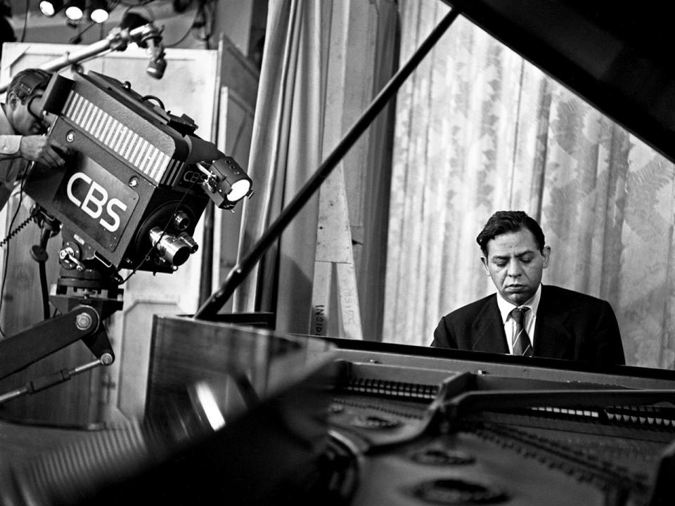 Oscar Levant at the piano on 