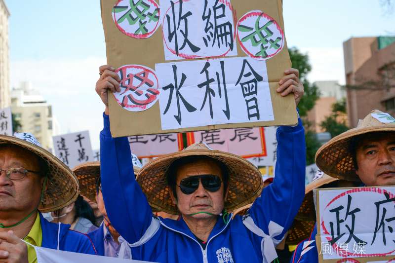 20180116-農田水利會改公務機關，國民黨極力反對，今天下午動員萬人包圍立法院抗議。（甘岱民攝）